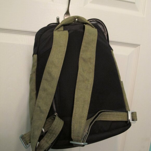 Vintage REI Nikole 9L small daypack convertible sling in Olive - Picture 4 of 9
